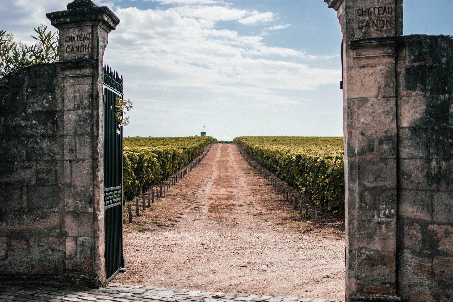 taste-bordeaux-wine-and-sea-tour-porte-saint-emilion